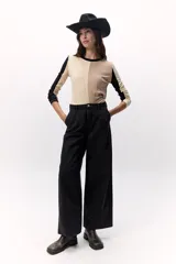 Remera de rib con cortes y colores combinados: beige y marrón. De calce recto y cuello a la base.