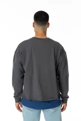 Buzo gris con logo frontal en tipografía graffiti, corte boxy y largo más corto de lo habitual. Confeccionado en algodón 100%.