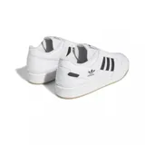 Championes adidas Forum 84 Low Adv de estilo urbano, confeccionados en cuero blanco con las icónicas tres tiras laterales en color negro. Presentan el logo del trébol en el lateral y en la lengüeta, con una suela de goma color caramelo que aporta un contraste clásico.