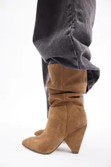 Botines dorados de cuero vacuno con punta fina y tacón aguja.