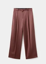 Pantalón largo de tiro medio en tejido satinado color marrón, con diseño de pernera recta, trabillas para cinturón, pinzas delanteras, bolsillos laterales y bolsillos de ribete en la parte posterior. Cierre frontal oculto con botón, gancho y cremallera.