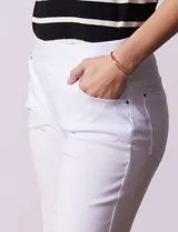 Bermuda blanca de gabardina elastizada marca Zac & Rachel. Tiene pretina ancha elastizada, bolsillos delanteros y traseros, y ruedo con dobladillo.