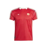 Camiseta de fútbol Adidas del Manchester United, modelo Terrace Icons. Diseño rojo con rayas verticales en relieve, cuello redondo blanco y mangas cortas con tres tiras blancas en los hombros. Incluye logo de Adidas y escudo del club bordados en el pecho.