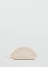 Bolso de mano pequeño con diseño trenzado en cuero ovino color beige y asa circular metálica dorada.