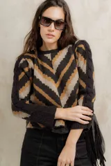 Sweater de punto jacquard con diseño de chevron en tonos celeste y marrón. Presenta cuello redondo, corte holgado y mangas largas con hombros abullonados.