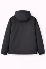 Campera con capucha, color beige, con cierre frontal oculto, dos bolsillos verticales con cierre en el pecho y dos bolsillos laterales. Cuenta con puños elásticos.