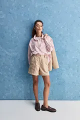 Short de tiro alto color marrón, con silueta relajada, bolsillos delanteros aplicados de gran tamaño, bolsillos traseros y cintura con presillas.