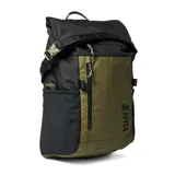 Mochila Roark Passenger 2.0 de 27 litros, diseño rolltop en color negro y verde militar, con compartimento acolchado para laptop, bolsillos laterales y bolsillos frontales con cierre.