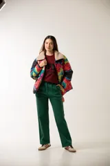 Campera puffer estampada con flores y texto, cuello de piel sintética color beige, cierre frontal con cremallera y bolsillos laterales.