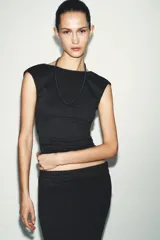 Top sin mangas color marrón topo, de corte ajustado, con cuello redondo y espalda descubierta.