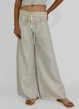 Pantalón de lino color ladrillo, de corte palazzo y tiro alto, con bolsillos laterales y cordón ajustable en la cintura.