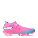 Championes de fútbol Puma Future 9 Match FG/AG, color fucsia con detalles en azul y amarillo. Presentan un diseño de corte medio con cuello tejido elástico, capellada de malla con texturas 3D para mayor control y suela con tapones para césped natural y sintético.