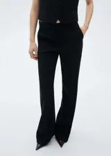 Pantalón wide leg de tiro medio color negro, con bolsillos laterales, cierre de cremallera, botón y ganchos ocultos con tapeta.