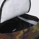 Mochila Vans Old Skool H2O con estampado de camuflaje en tonos marrón, verde y negro. Cuenta con un compartimento principal con cierre, un bolsillo frontal con cierre y el logo de Vans en la parte delantera.