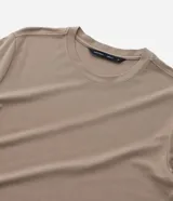 Remera de manga corta modelo muscle de la marca Marfinno, color tostado, con cuello redondo y diseño ajustado.