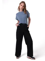 Pantalón de estilo carpintero en color negro, con corte relajado y pierna ancha. Presenta bolsillos laterales utilitarios, presilla para martillo y cierre frontal con botón y cremallera.