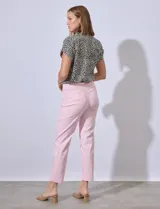 Pantalón de vestir verde esmeralda, de corte recto, con bolsillos laterales y traseros.