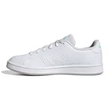 Championes Adidas Advantage Base de color blanco con detalles en verde menta en la lengüeta y las clásicas tres tiras perforadas en los laterales.