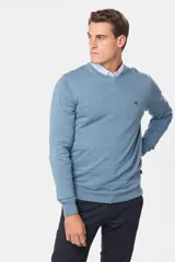 Suéter de tejido fino color azul marino, con cuello en V y manga larga. Presenta un pequeño logo bordado en el pecho.