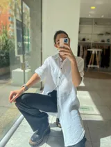 Pantalón negro de vestir, de corte recto y tiro alto.
