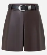 Short de tiro medio confeccionado en poliuretano con acabado que imita el cuero, de corte recto y diseño minimalista. Incluye un cinturón ajustable con hebilla metálica.