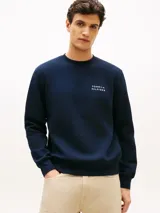 Buzo de cuello redondo color azul marino, de mangas largas con puños y cintura elásticos. Presenta el logo bordado de Tommy Hilfiger en el pecho.