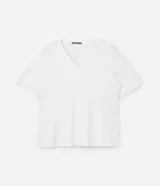 Remera basica de algodon color blanco, con escote en V y mangas cortas, de corte recto y diseno liso.