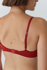 Soutien tipo bralette color beige, sin costuras y sin aro, con copas removibles. Confeccionado en microfibra, tiene breteles regulables y broche doble en la espalda con tres medidas.