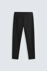 Pantalón de corte slim fit confeccionado en tejido elástico, con cintura elástica, cierre frontal con cremallera y botón, bolsillos laterales y bolsillos traseros de vivo.