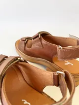 Sandalias de cuero color camel con plataforma y doble tira ancha con hebilla.