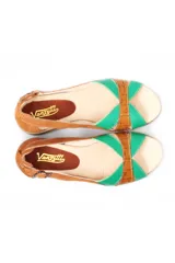 Sandalia de cuero con diseño de tiras cruzadas en colores tostado y verde, con cierre de hebilla lateral y suela con tecnología de burbuja de aire.