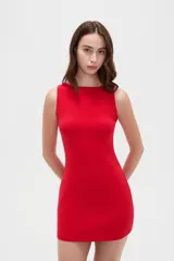 Vestido corto rojo de algodón, al cuerpo, con cuello a la base, sin mangas y cierre posterior.