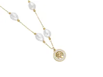 Collar de acero con baño de oro, perlas y dije colgante con diseño de árbol de la vida. El largo del collar es de 40 cm más 5 cm de alargue.