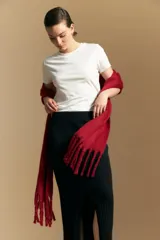 Falda midi de punto con diseño acanalado, corte ajustado y tajo frontal.