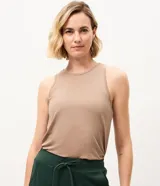 Musculosa deportiva Get Over de microfibra texturizada color beige, con cuello redondo y tirantes anchos.
