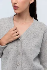 Sweater gris jaspeado de tejido de punto con mangas largas con aberturas.