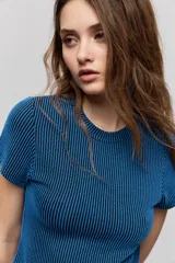 Remera de textura acanalada bicolor en azul y negro, con cuello redondo y manga corta, de calce ajustado al cuerpo.