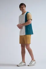Bermuda deportiva de corte recto y ajuste cómodo, confeccionada en tejido de algodón con cintura elástica y cordón de ajuste interno.