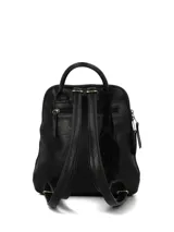 Mochila Hush Puppies de diseño combinado en color negro. Presenta una parte superior de cuero sintético con textura y una parte inferior de gamuza. Incluye un bolsillo frontal con cierre de hebilla decorativa, asa superior y cierre principal con cremallera.