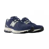 Championes urbanos New Balance modelo 1906R, color azul marino con detalles en gris y blanco. Confeccionados con una combinación de malla técnica y paneles sintéticos, presentan el logo 'N' característico en los laterales y una entresuela con tecnología de amortiguación.