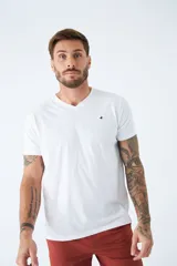 Remera básica blanca de algodón para hombre, con escote en V, manga corta y fit regular. Presenta un pequeño logo bordado en el pecho.