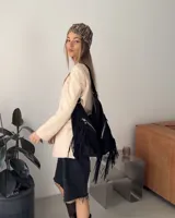 Casquete tejido a mano en crochet, con patrón calado y colores marrones y beige.