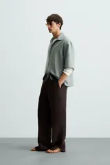 Camisa de corte relajado confeccionada en tejido mezcla de lyocell, con cuello solapa, manga corta y cierre frontal con botonadura oculta.