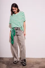 Remera de algodón peinado a rayas horizontales verdes y blancas, de corte recto y mangas cortas.