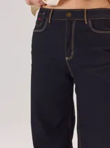 Pantalon de corte ancho y holgado, confeccionado en mezcla de algodón, viscosa y lino. Presenta costuras decorativas, pinzas debajo de la rodilla, bordado de monograma en el bolsillo delantero y pespuntes a contratono.
