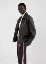 Pantalón de vestir bordó de corte recto con líneas laterales blancas y diseño de pierna ancha.