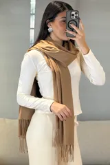 Bufanda lisa de textura suave con terminación de flecos en los extremos.