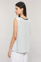 Musculosa Kosiuko de jersey de algodón rayado, con cuello redondo oscuro y estampado frontal de banderas y la inscripción Kosiuko Club.