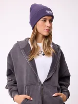 Gorro de lana color marrón con logo de la marca Rusty bordado en blanco.