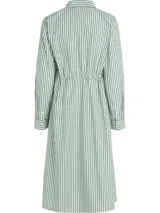 Vestido camisero midi con estampado de rayas verticales verdes y blancas, cuello inglés, cierre de botones y cinturón anudable.